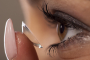 Kontaktlinsen im Badezimmer ablegen - Hier gibt es einen praktischen Tipp