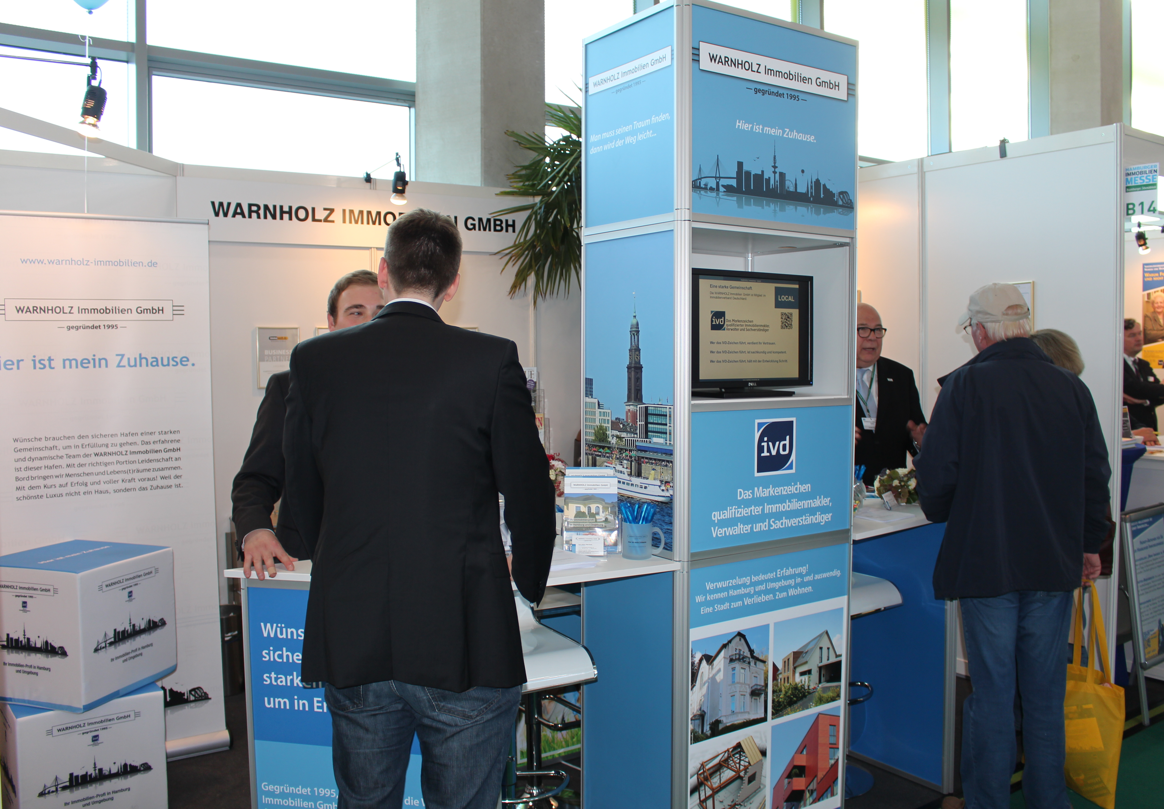 Besucher am Messestand - Hamburger Immobilienmesse