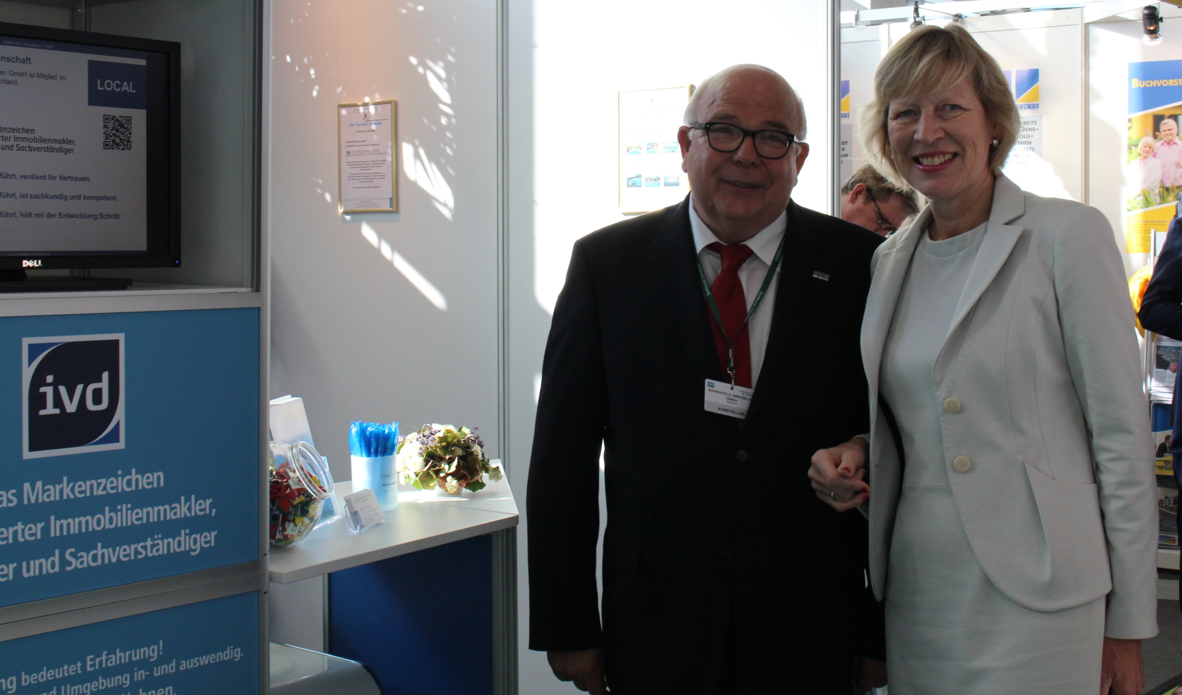 Karl-Heinz Warnholz begrüßt die Senatorin am Stand der WARNHOLZ Immobilien GmbH auf der Hamburger Immobilienmesse